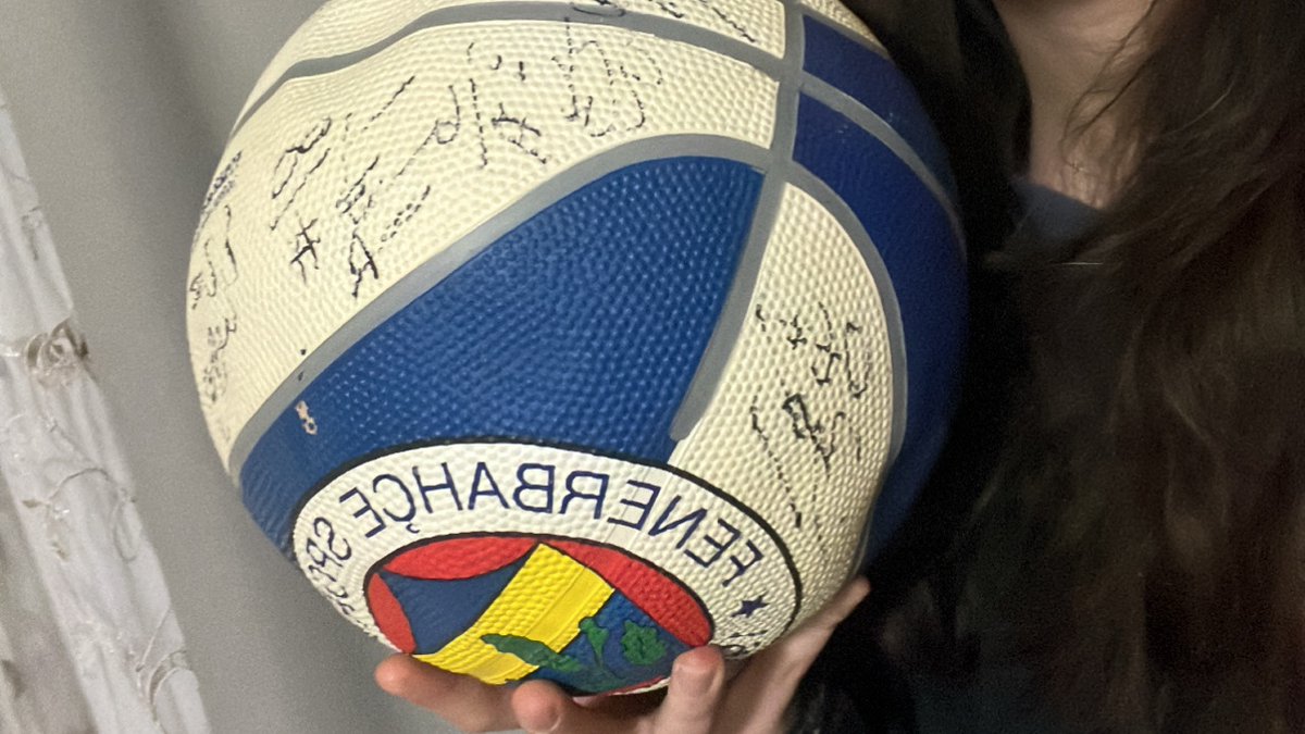 Deprem felaketine destek olmak amacıyla Euroleague şampiyonu  <a href="/FBBasketbol/">Fenerbahçe Beko</a> un 2018-2019 kadrosundan imzalı topumu açık arttırmayla satıyorum. <a href="/ahbap/">Ahbap</a> ‘a bağışın dekontu karşılığında satış gerçekleşmiş olacak.

BAŞLANGIÇ 4.500 TL’dir

19.02.23 SAAT 20.00’A KADAR DEVAM EDECEKTİR.