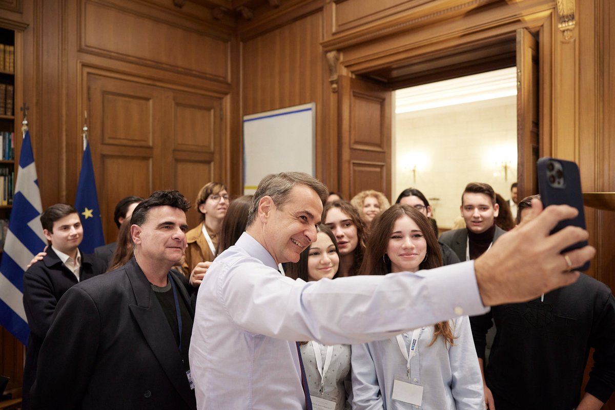 PrimeministerGR's tweet photo. Ευχαριστώ τις μαθήτριες &amp; τους μαθητές του 1ου ΓΕΛ Ελευσίνας για την όμορφη συνάντηση. Έμεινα εντυπωσιασμένος από το Pandemic Museum, τη start up που δημιούργησαν συμμετέχοντας στο εκπαιδευτικό πρόγραμμα «Εικονική Επιχείρηση» του Junior Achievement Greece. https://t.co/syrTrckzJv https://t.co/r6HM5SaWUy