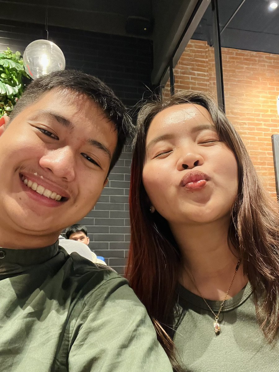 Zeneeeeeth's tweet image. Officially my twin😝👩🏻‍❤️‍💋‍👨🏻