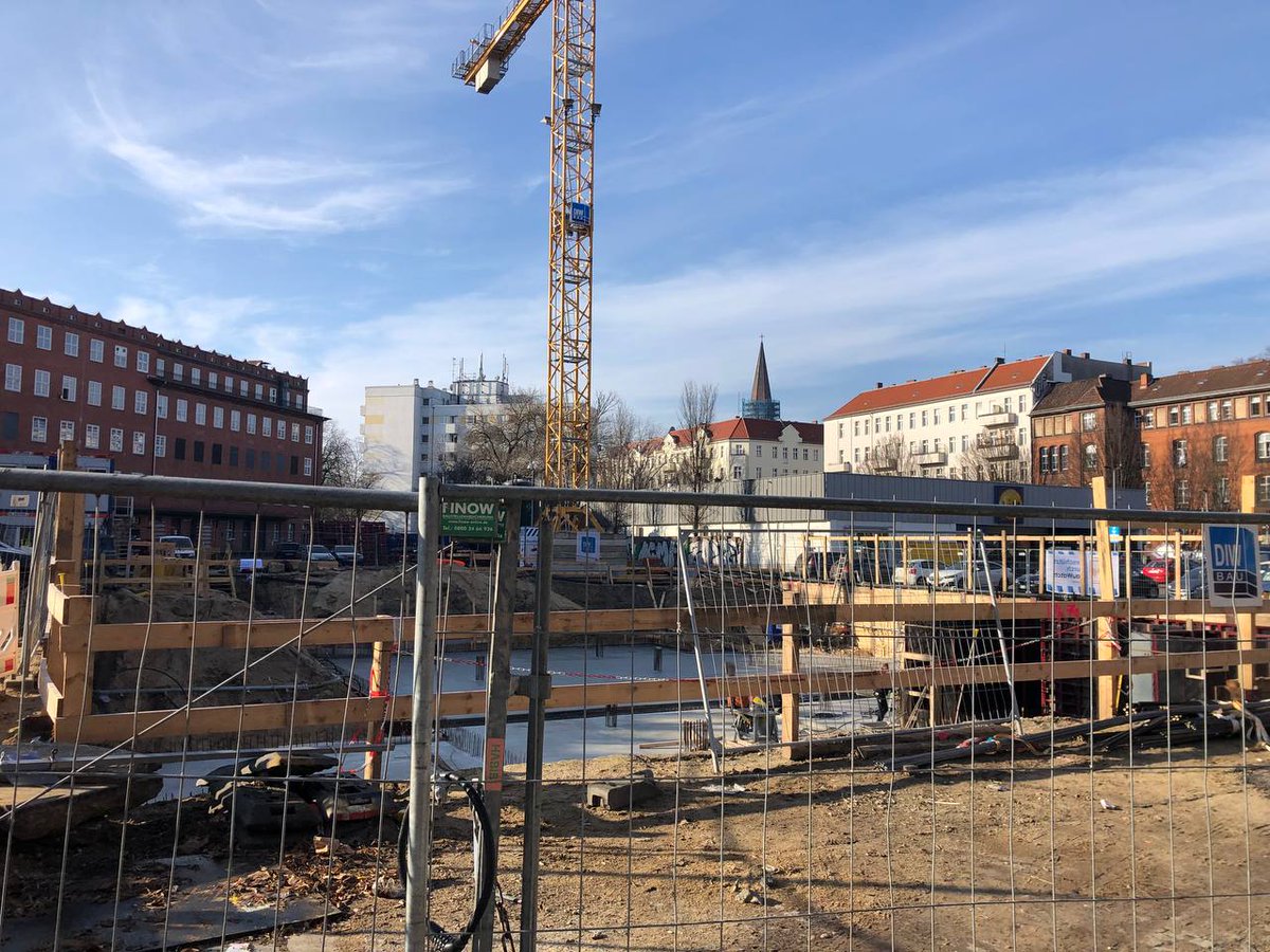 bizimkiez's tweet photo. Oh, eine Baustelle im Kiez! Und was wird gebaut? Na klar: "Büro- und Geschäftshaus".
Geschäftsführer der #Skalimmo: Die #Samwer-Brüder. Mahlzeit. https://t.co/7inBqGzrsN