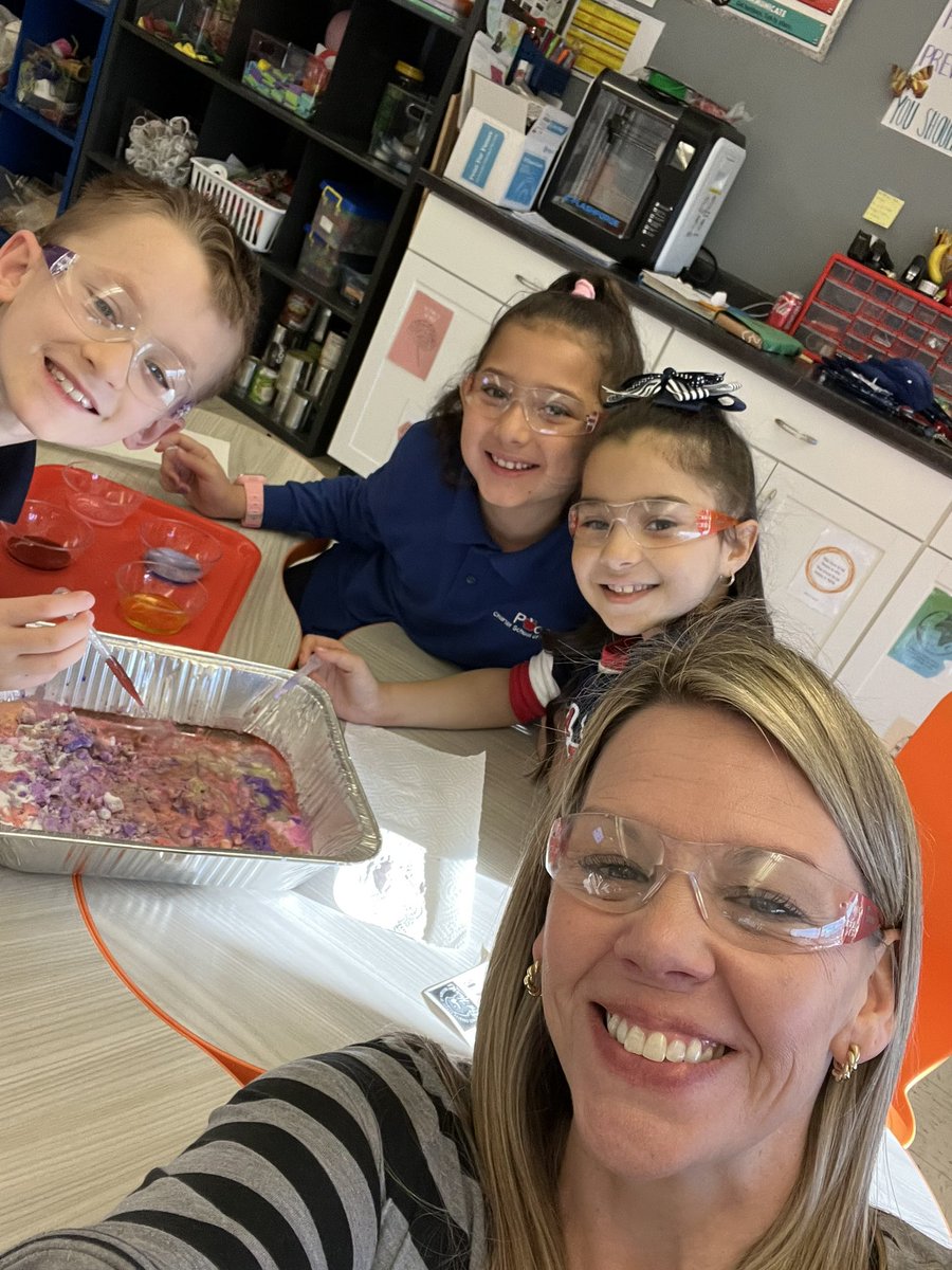 MereHarrison123's tweet photo. A simple chemical reaction was a huge hit with these 3rd graders. They loved being chemist, all while learning about mixing vinegar + baking soda = carbon dioxide gas.#steam #stem #chemist https://t.co/LUGVCBpzhv