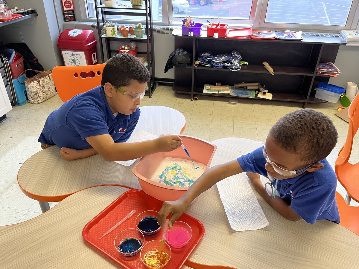MereHarrison123's tweet photo. A simple chemical reaction was a huge hit with these 3rd graders. They loved being chemist, all while learning about mixing vinegar + baking soda = carbon dioxide gas.#steam #stem #chemist https://t.co/LUGVCBpzhv