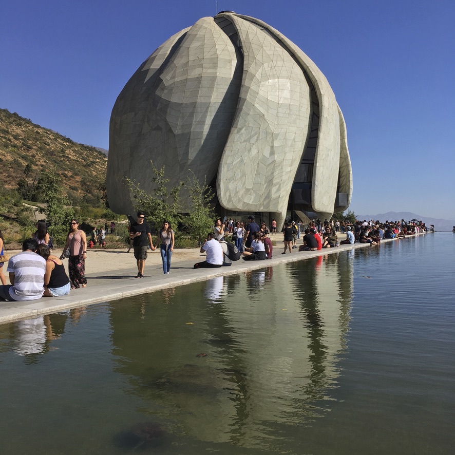 singularia_blog's tweet photo. 🟡 A los pies de los #Andes, el templo Bahaí de #SantiagodeChile recuerda a una flor por abrirse. Y, como el resto de templos de esta fe, tiene el número de lados considerado perfecto: nueve.
¿Lo conoces? 👉🏽 https://t.co/27TQVPLkyb
#EdificiosSingulares | #JuevesDeArquitectura https://t.co/CP8xJZnty3