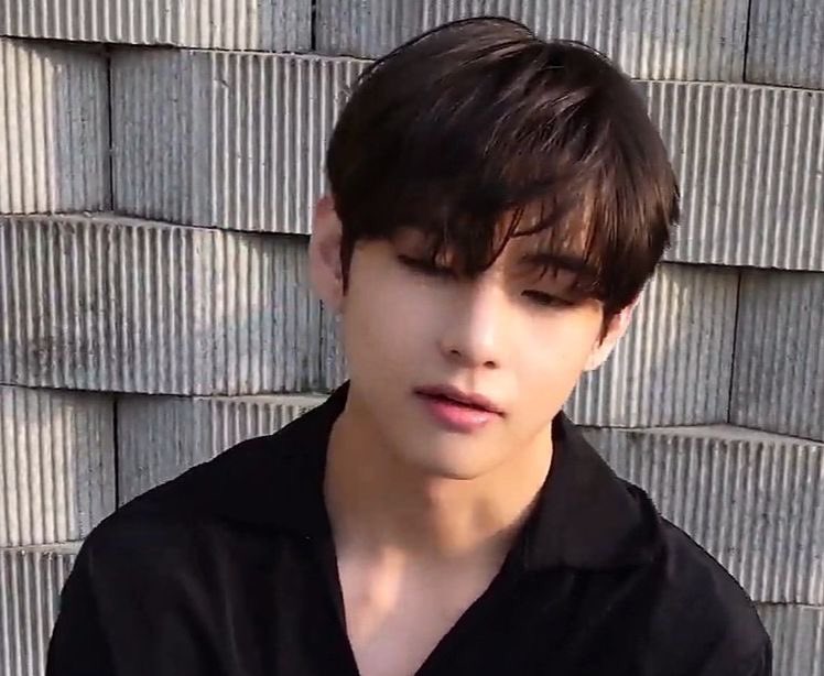 Taehyungimpact's tweet photo. Kim taehyung is so glowing 🥺 https://t.co/7ibAYflm2M