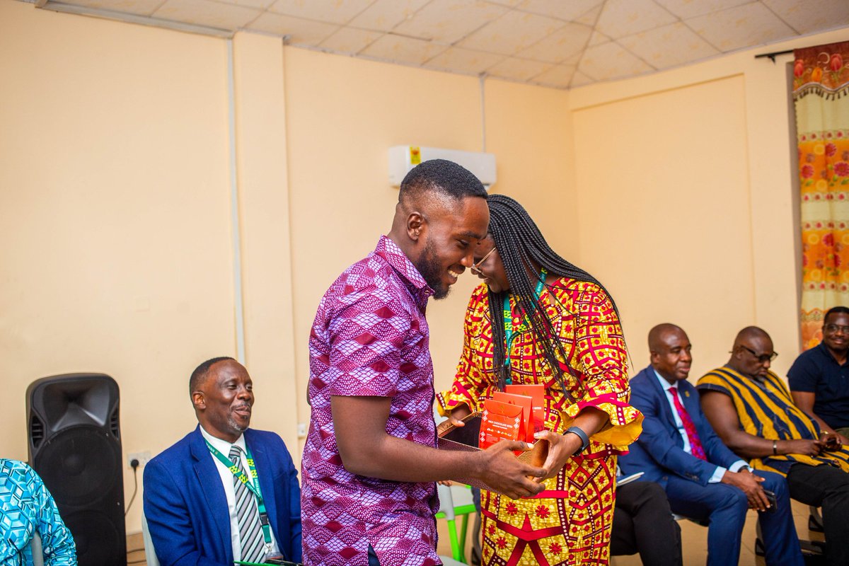 ObuasiSrc's tweet photo. The Vice-Chancellor didn't come empty-handed, she came bearing gifts for her lovely students.

During the stakeholder engagement with the SRC and other student leaders. https://t.co/GBxFqFaFv8