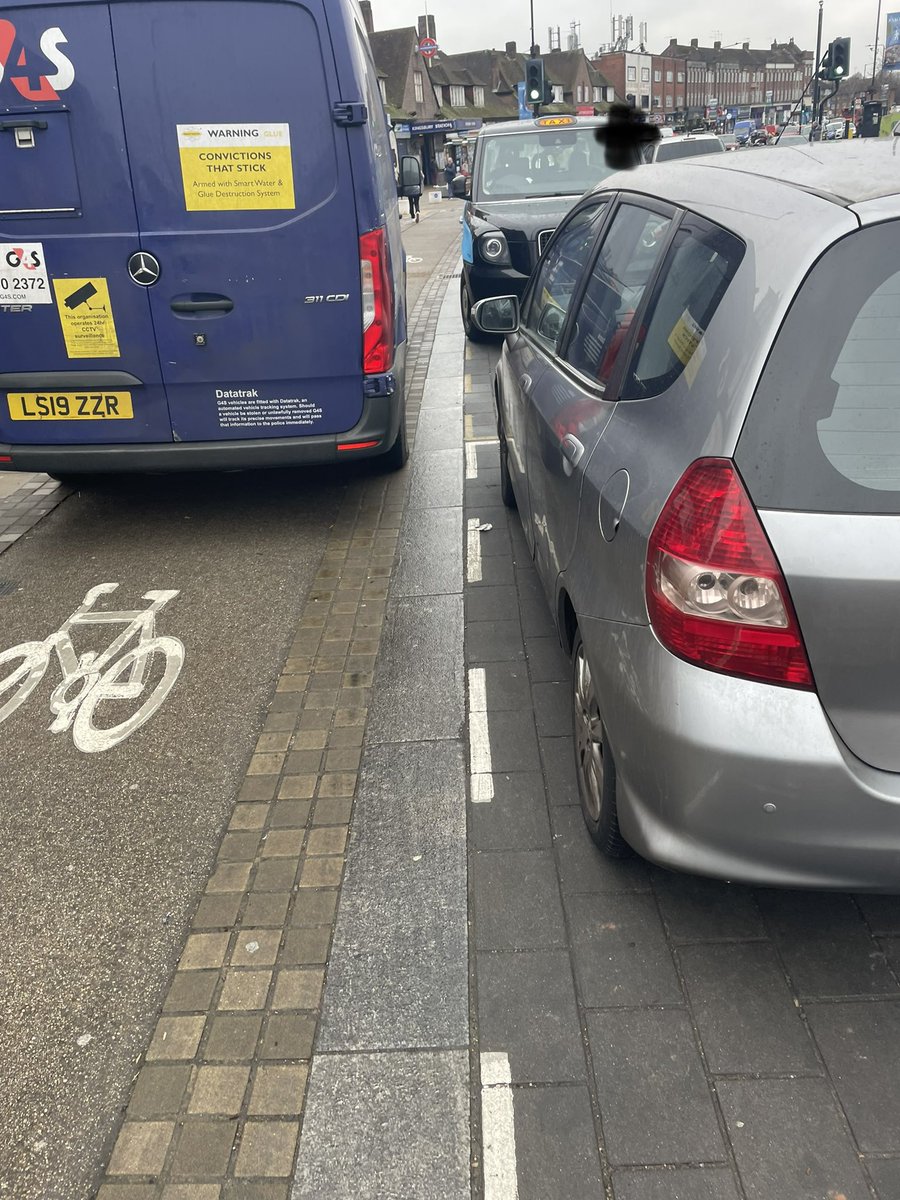 rubin29312972's tweet image. And he was so #narked that I dared used the taxi rank and he couldn’t so he blocked the unused #cyclelane instead #cashlesssociety