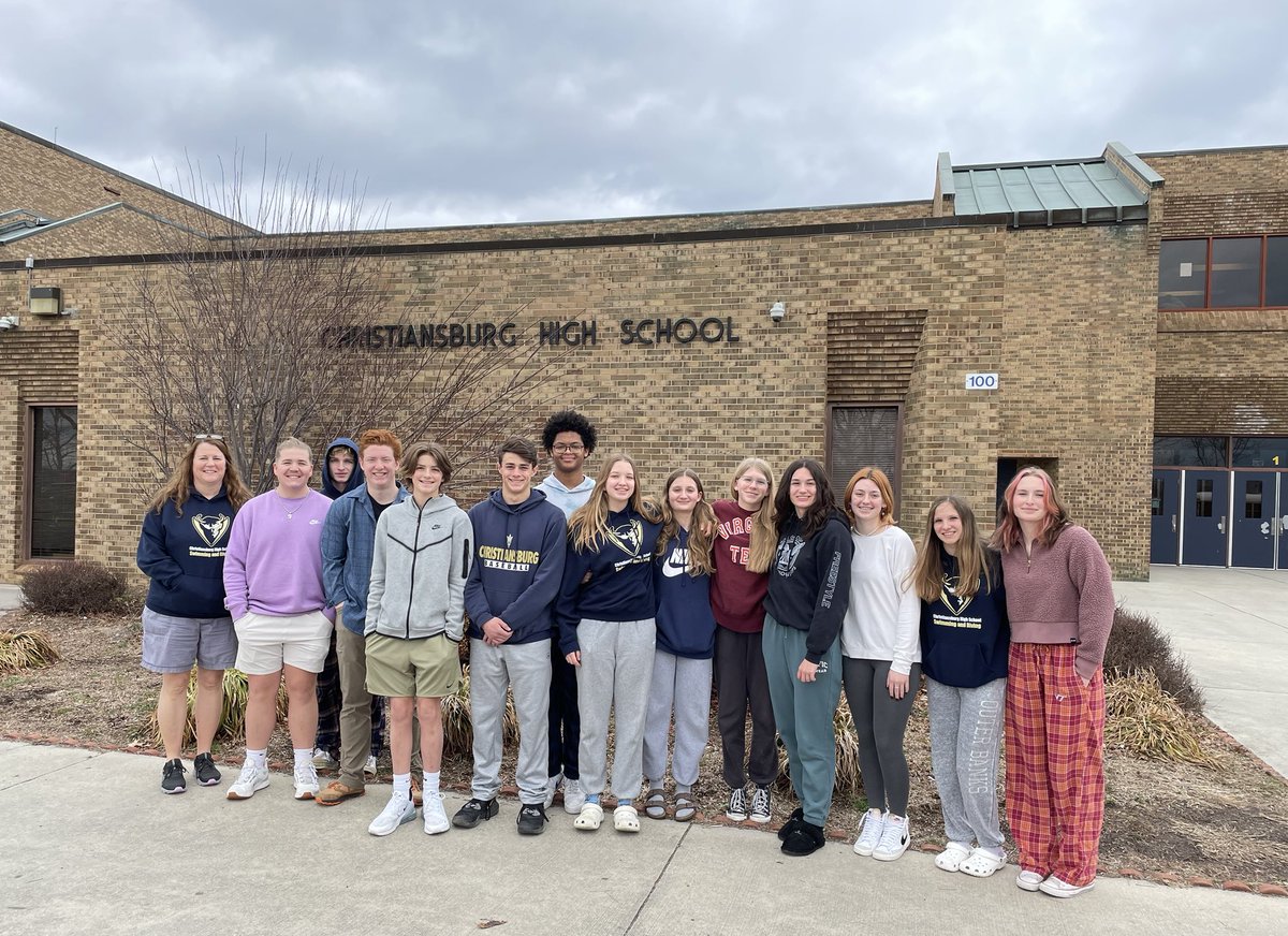 cburgswimdive's tweet photo. ⁦@CHSBlueDemons⁩ ⁦@Demon_Athletics⁩ CHS Swimming &amp; Diving Team off to Richmond for VHSL Class 3 State Meet!!  Good Luck!!! https://t.co/8lylTNYxOV