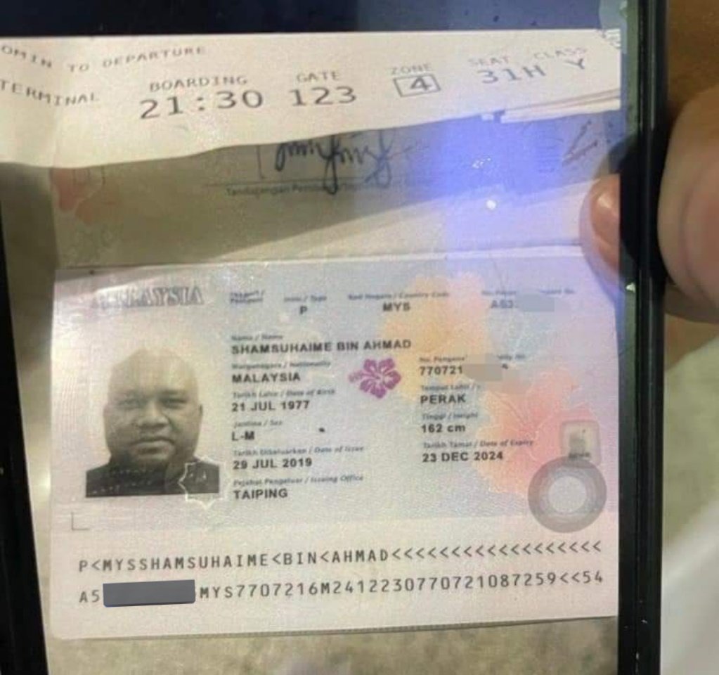 TravelJimat's tweet photo. Innalillahiwainnailaihirojiun.... Sesiapa yang kenal arwah seperti dalam pasport ni, mohon inform pihak keluarga beliau bahawa abang ni baru sahaja MENINGGAL DUNIA di Airport Madinah semasa menunggu flight.

Arwah dikatakan solo traveller. https://t.co/HxNnKtZ7xo