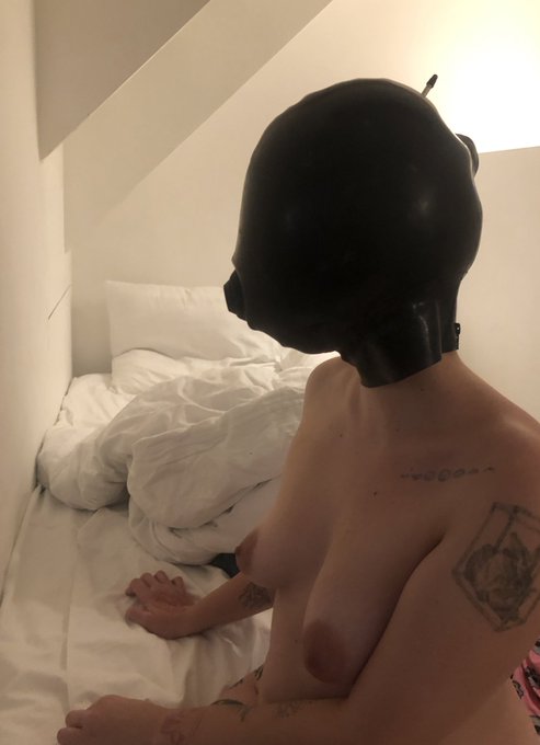 Do you think I look good w my new inflatable latex mask? 🥰 https://t.co/UdGJKDZzJd