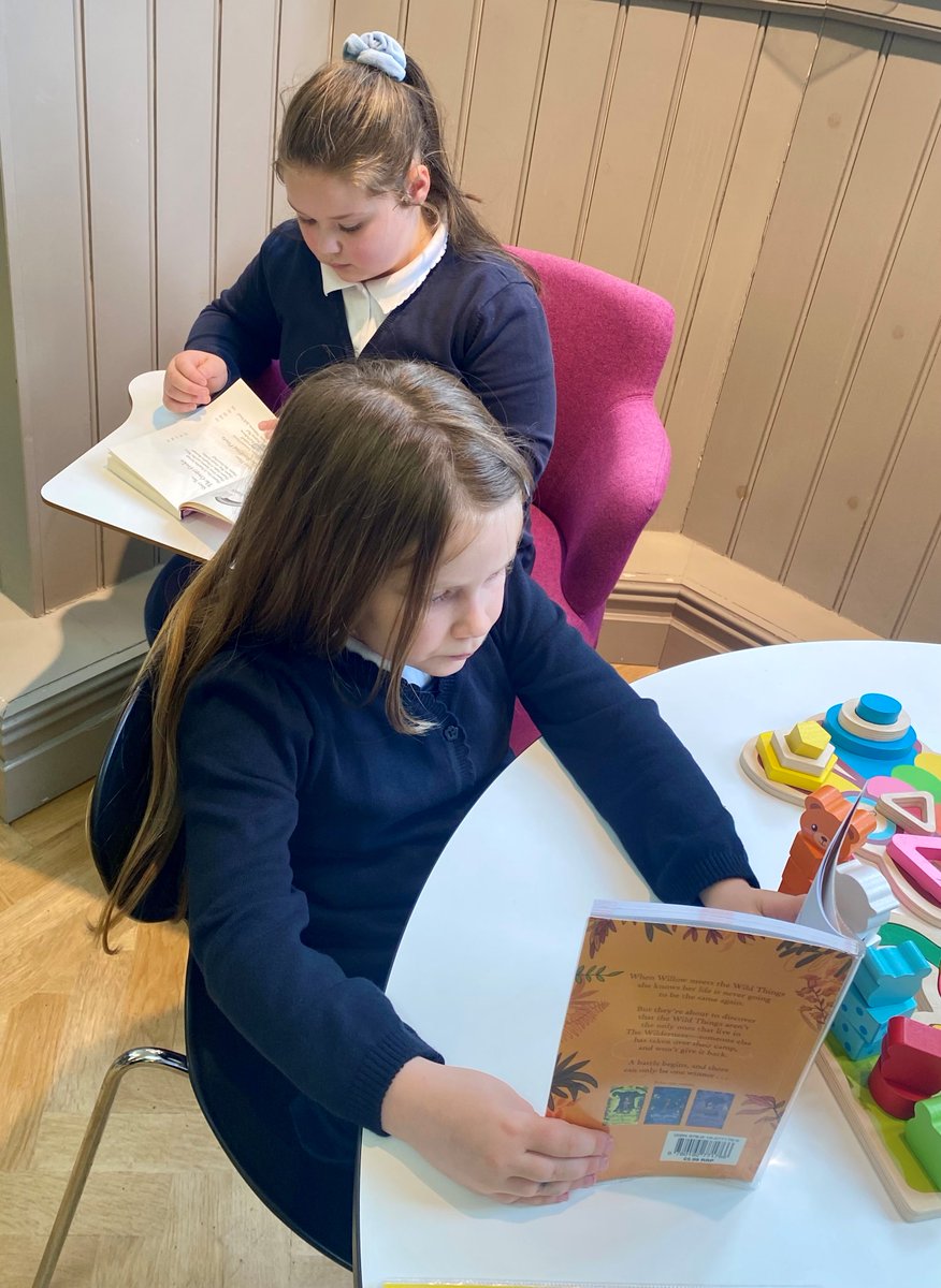 NewbridgeLib's tweet photo. 📚Tŷ Newydd Daeth Blwyddyn 2 i ymweld â ni heddiw i ddysgu am y llyfrgell a’r bobl sy’n ein helpu! Cawsant lawer o hwyl yn edrych ar y llyfrau a gwrando ar straeon!📚
@TynewyddPrimary @TynpMrVeall @CaerphillyLibs @CaerphillyCBC #WarmSpaces #communityconnects #shapingus https://t.co/Al1GJtvL8F
