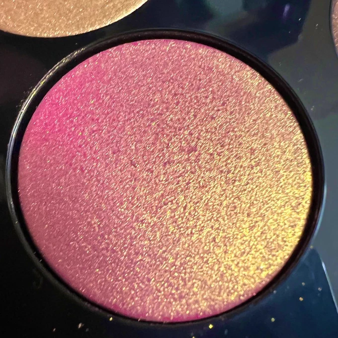 45:PAT McGRATH LABSMOTHERSHIP  DIVINE ROSE Iまだアイパレが出てくる 出てきた めちゃくちゃかわいい春色ピンクパレットです 三枚目のパン見てください こんな色を瞼に乗せていいのか!?と思うほど美しい 