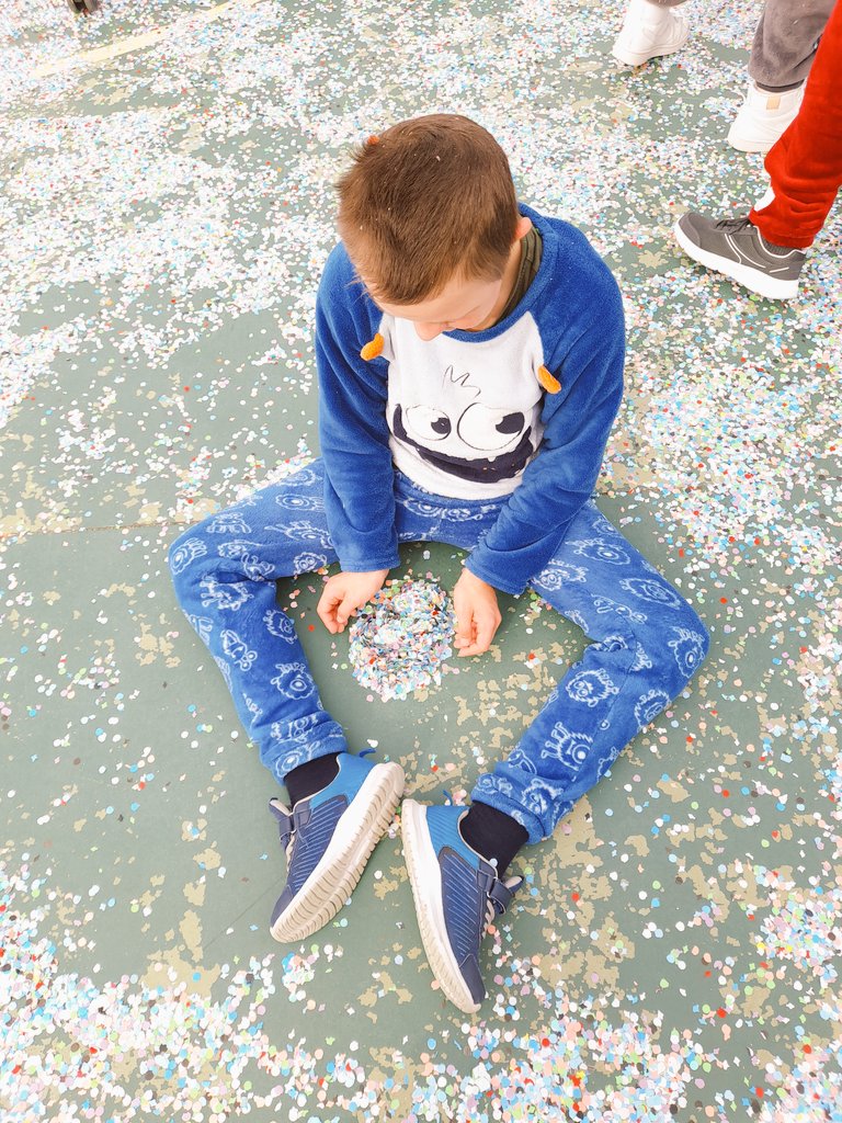 CeeBaix's tweet photo. Perquè la vida també són moments com aquests! 🥰
Ens declarem completament afortunats de poder gaudir amb vosaltres, de compartir les vostres mirades d'il•lusió i entusiasme.
Dijous de pijama al @CeeBaix divertidíssim, amb visita del Rei Carnestoltes. #CarnavaldeVinaros2023 https://t.co/GgH3HrpBFR