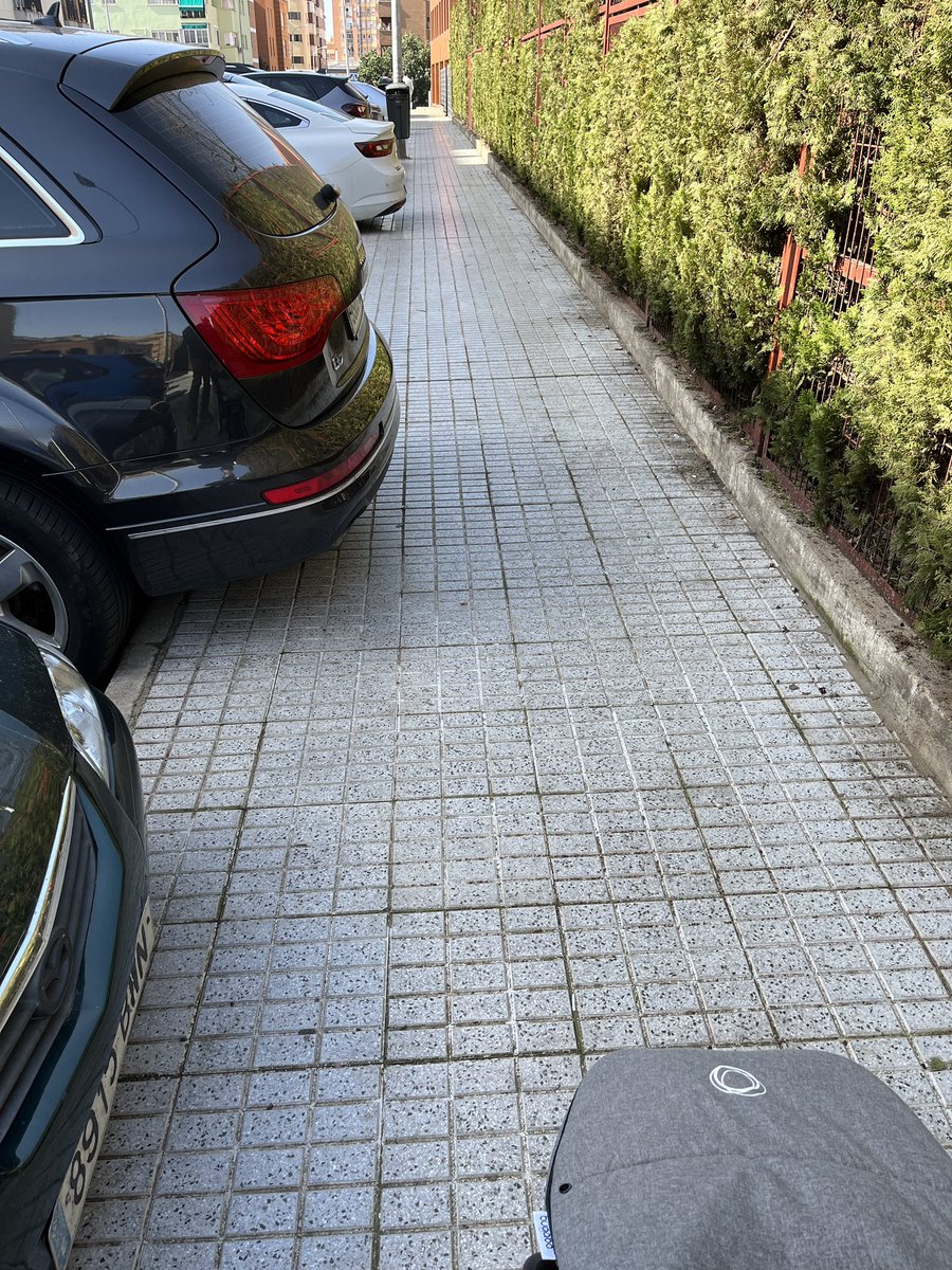 nando_wheel's tweet photo. @CuruenaF @BarreraGragera buenas tardes, durante el arreglo de aceras y asfaltado posterior de la calle Virgen de Guadalupe, se indicó que en los aparcamientos del lateral del ÍES Bárbara, se pondrían topes para que los coches no metieran los morros en la acera. Son necesarios! https://t.co/VDkzYmTVgu