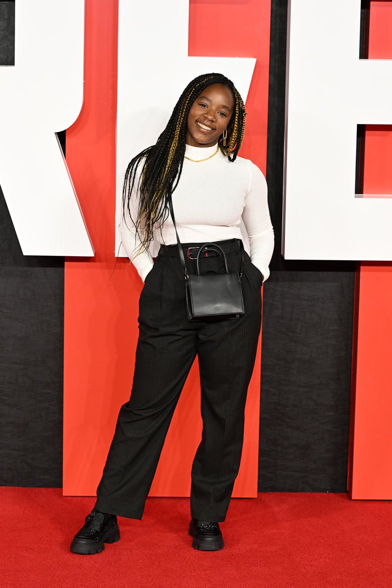 I like these .. I think it’s the hands in the pockets..
#NewPoseUnlocked