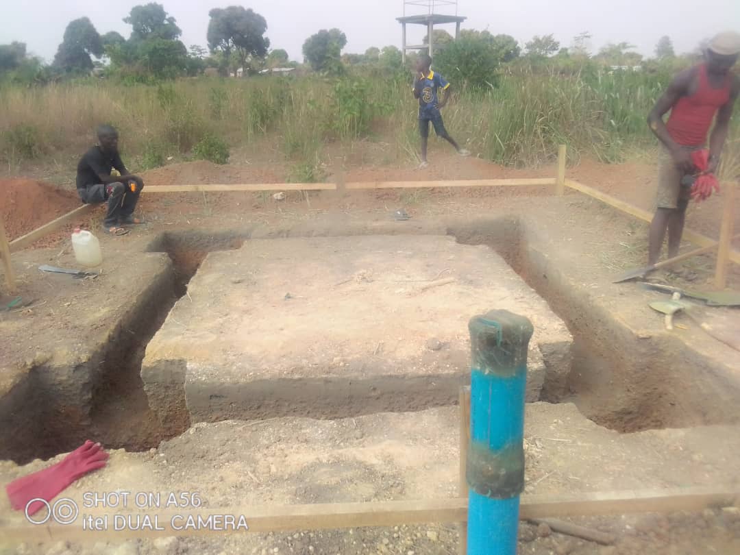 Enabel_en_RCA's tweet photo. La Fédération des Maraichers de #Bangui et ses environs bénéficie de 3 forages équipés de pompes solaires, ouvrages de stockage. Les travaux de mis en œuvre sont en cours et devraient terminer en mi-avril 2023. #DevrurII @UEenRCA #fondsbêkou @Enabel_en_RCA https://t.co/fnHMKDBey2