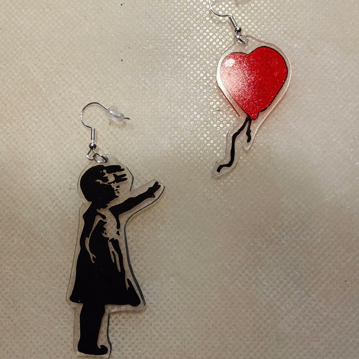 Skulle vilja se en riktigt bra konstutställning men har inte riktigt hittat ngt som faller på läppen eller ligger inom rimligt avstånd. Konsekvensen blev att jag hängt på nätet och kikat på en väldigt publik artists verk och fick idéer för eget bruk.