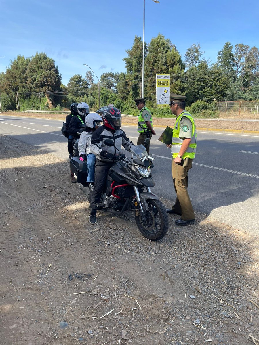 CarabLosRios's tweet photo. Personal de la Siat #Valdivia, efectua controles en la Ruta 202, Sector Santa Elvira, ademas de entregar recomendaciones de la Ley #nomaschat. A los conductores de vehículos particulares.
#LaPrevenciónEsNuestraEsencia https://t.co/W5AJoNWbLx