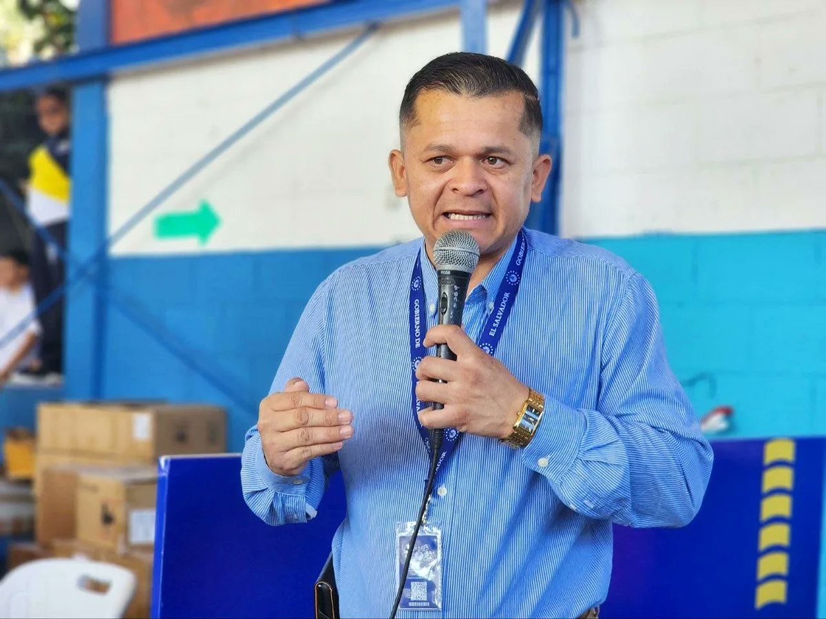 BarrientosAMSV's tweet photo. #EnlacesConLaEducación 🇸🇻|| Nos seguimos sumando al apoyo que el Gobierno Central brinda a nuestros niños y niñas. Hoy entregamos más tablets a estudiantes de parvularia y de 1ro a 4to grado del Centro Escolar Achichilco 👩‍💻🧑‍💻 https://t.co/c7P4ZQHhyt