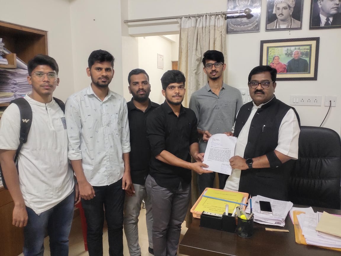 prafulreddyjayi's tweet photo. ದಿನಾಂಕ 15-2-2023 ರಂದು ವಿಧಾನ ಪರಿಷತ್ ಸದಸ್ಯರಾದ ಸನ್ಮಾನ್ಯ @AraliMlc ಅವರನ್ನು ಭೇಟಿ  ಮಾಡಿ ಕಿರಿಯ ಪಶುವೈದ್ಯರ ಇಂಟರ್ನ್ಶಿಪ್ ಮಾಸಿಕ ವೇತನವನ್ನು ಹೆಚ್ಚಿಸುವಂತೆ  ವಿನಂತಿ ಮಾಡಲಾಯಿತು. ಮೇಲ್ಕಂಡ ಮನವಿಯನ್ನು ಅರಿತು ಸಕಾರಾತ್ಮಕವಾಗಿ ಸ್ಪಂದಿಸುತ್ತೇನೆ ಎಂದು ತಿಳಿಸಿದರು @BSBommai @PrabhuChavanBJP @SalmaFahimIAS https://t.co/5kTF1sP69i