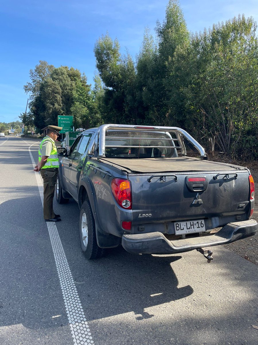CarabLosRios's tweet photo. Personal de la Siat #Valdivia, efectua controles en la Ruta 202, Sector Santa Elvira, ademas de entregar recomendaciones de la Ley #nomaschat. A los conductores de vehículos particulares.
#LaPrevenciónEsNuestraEsencia https://t.co/W5AJoNWbLx