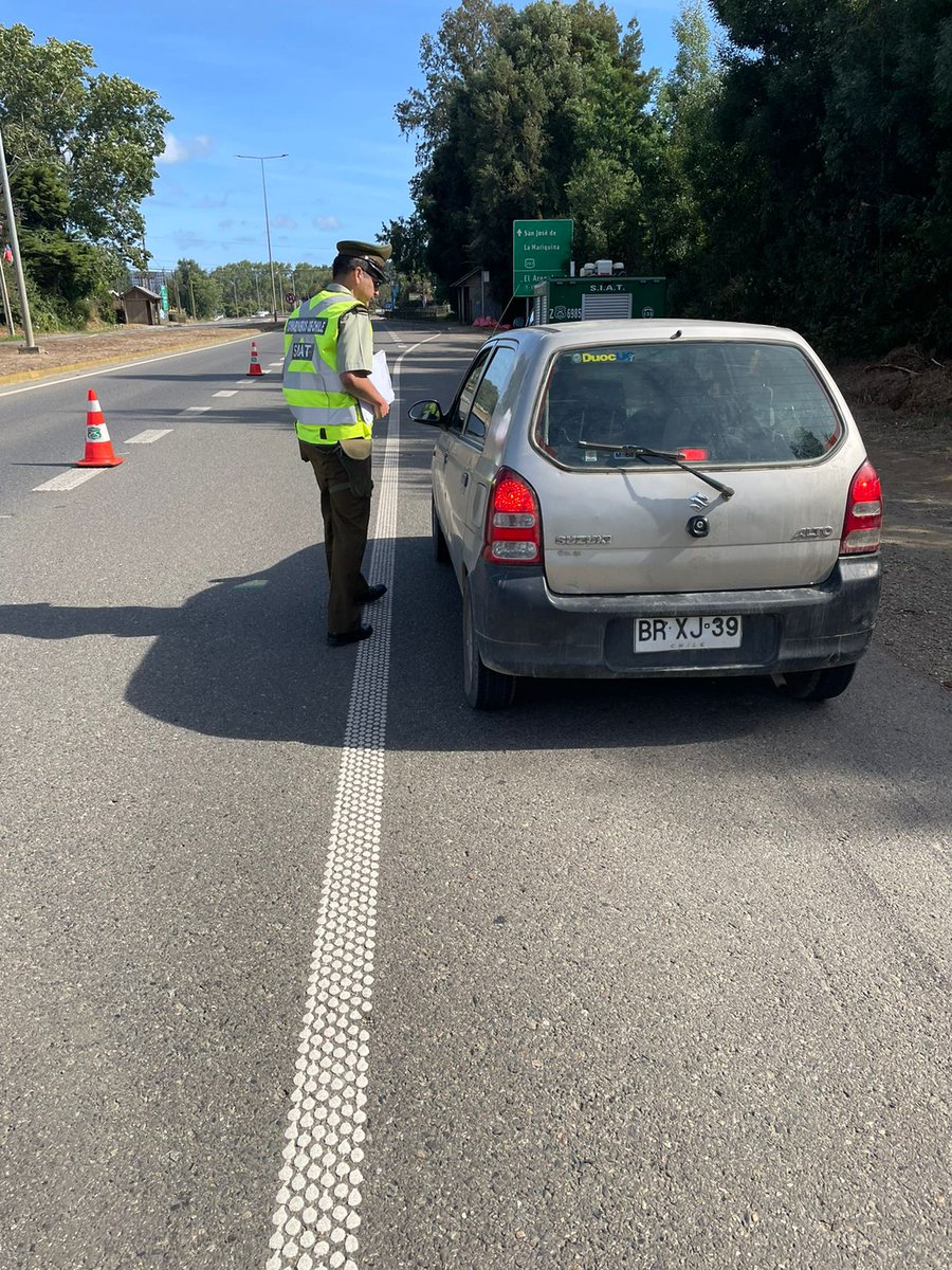 CarabLosRios's tweet photo. Personal de la Siat #Valdivia, efectua controles en la Ruta 202, Sector Santa Elvira, ademas de entregar recomendaciones de la Ley #nomaschat. A los conductores de vehículos particulares.
#LaPrevenciónEsNuestraEsencia https://t.co/W5AJoNWbLx