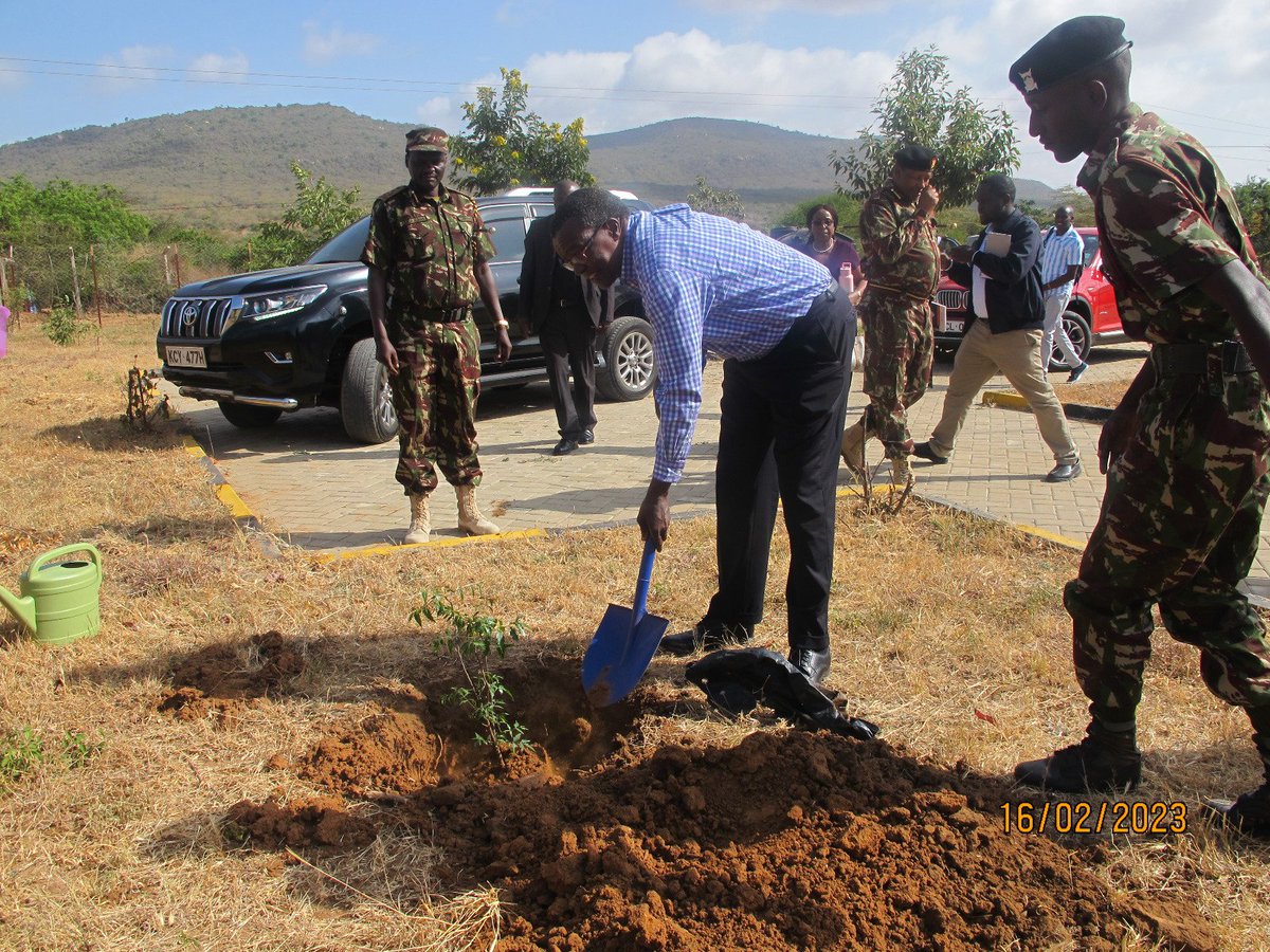 PPReforms_Ke's tweet photo. The Chairperson Chief Justice (Emeritus), @dkmaraga &amp; the Vice Chairperson, @KuiKariukiC today engaged the instructors and senior management of Kanyonyoo Border Police Training Unit in Kitui County. They inspected a new hospital facility ready for opening in a week.
#TeamKitui https://t.co/aqQyBPpyQS