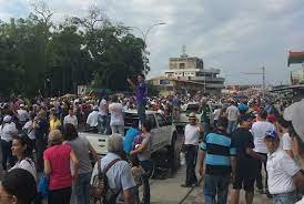 SanMigu67832619's tweet photo. En multitudinaria protesta en el estado Barinas, docentes piden la renuncia de los presidentes de las 17 federaciones corruptas por no estar a la altura del conflicto laboral que tienen los trabajadores de la docencia en el estado Venezolano, las calles siguen en pie de lucha https://t.co/yosiGDN2UM