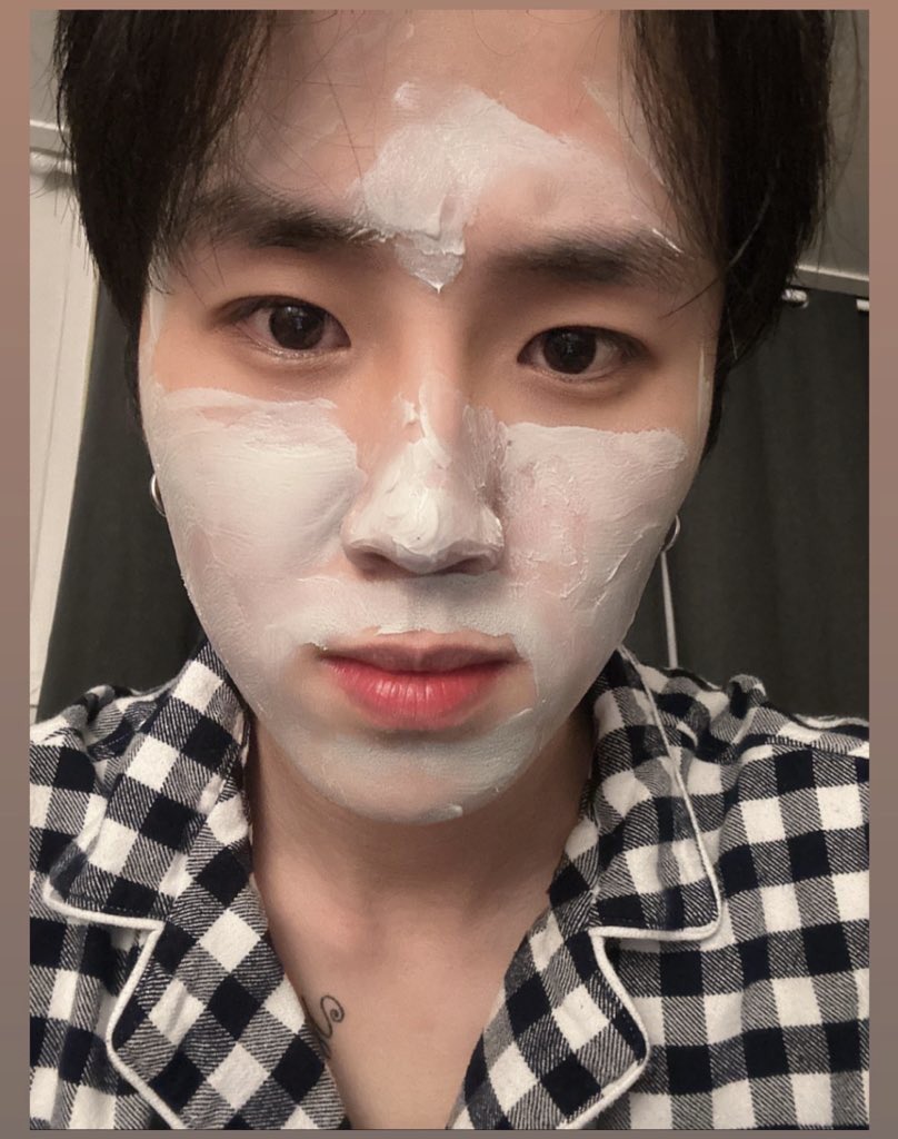 2soul8's tweet photo. 뭐야ㅑ? 타투 있네😳😳 https://t.co/RWzBlYhl26