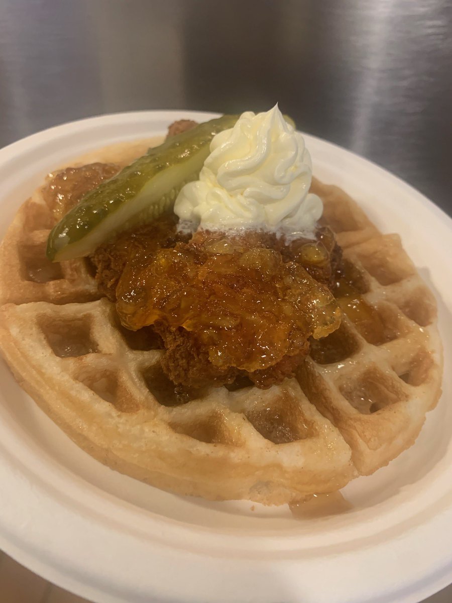 StIgnatiusQuest's tweet photo. Indulgeโฆ..
Chicken and Waffles๐๐ง
Peach Cobbler ๐๐ฅง
(No cobbler emoji apparently)
Healthy and Balancedโฆ..
Baked Mostaccioli w/ Kale Salad๐๐ฅ
We have it all!
#quest #QuestFoodIsTheBestFood #TullyHall #DamenHall #SaintIgnatius #Lunchtime https://t.co/MMjpYoc5tv