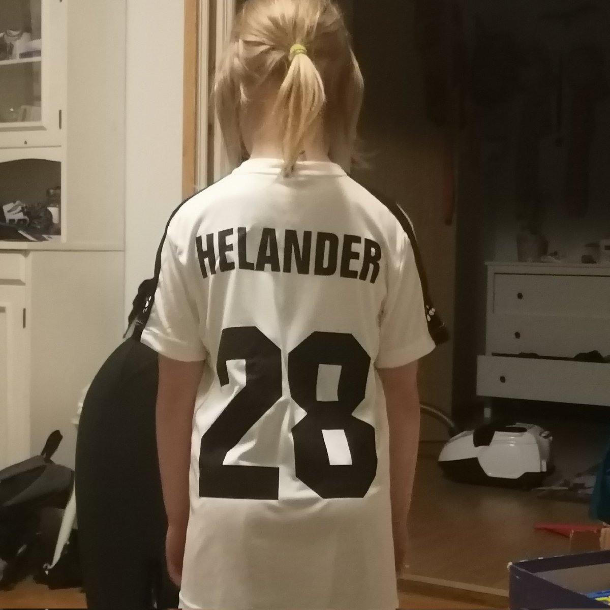 GWoima's tweet photo. Näin sai vanhempi tytär ensimmäisen oman pelipaitansa ja ihan nimellä. Nyt on kovat pelit siskon kanssa menossa olkkarissa. #HalaMuSa #T7 #junnufutis https://t.co/Mu7Y9XILCJ