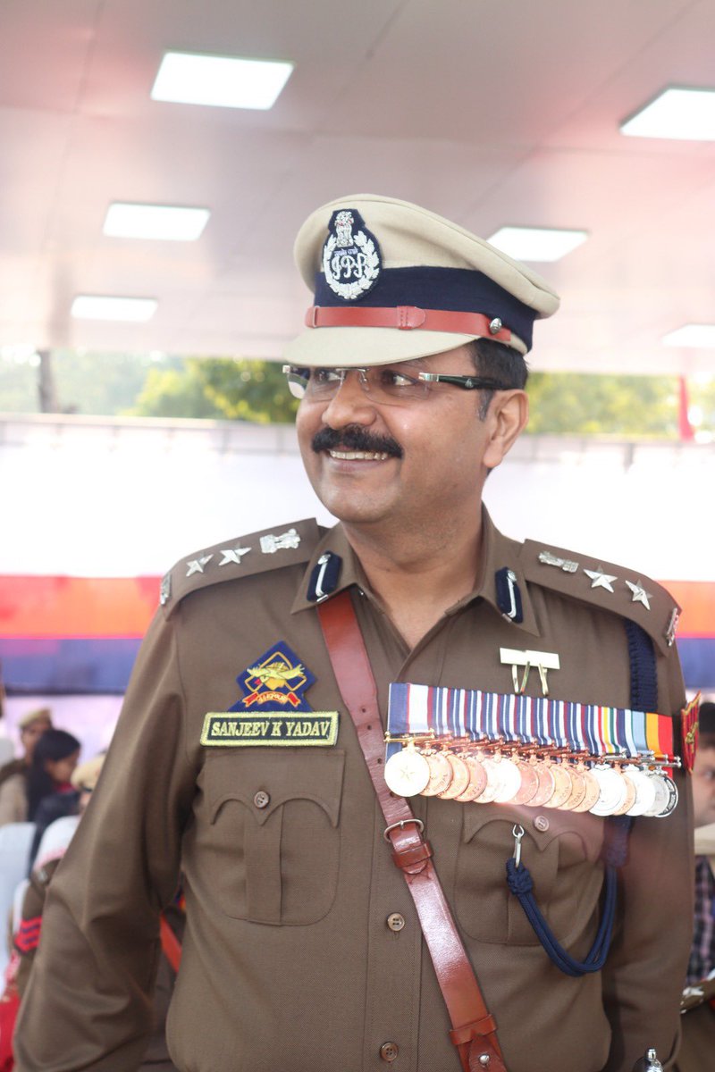 Roshani000's tweet photo. @ShobhnaYadava Amazing! So proud... congratulations for 11th gallantly award 🥇#Super Cop 👮‍♂️ https://t.co/gvxzEzBytX