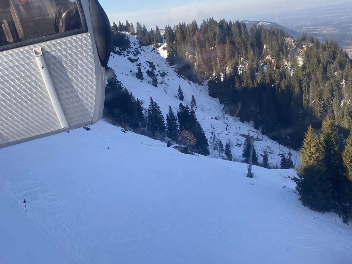 HubertAiwanger's tweet photo. Beste Skibedingungen in Bayerns Skigebieten. Hier Besuch in #Brauneck, Bad Tölz. Die Faschingswoche für einen Familienausflug in die bayerische Bergwelt nutzen und Lebensfreude an der frischen Luft genießen! #Bayern #Erholung https://t.co/Vqzee46Xmu