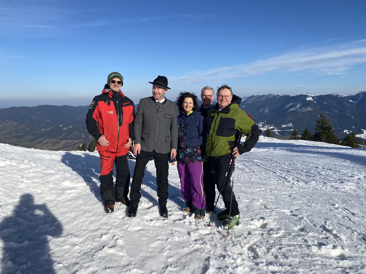 HubertAiwanger's tweet photo. Beste Skibedingungen in Bayerns Skigebieten. Hier Besuch in #Brauneck, Bad Tölz. Die Faschingswoche für einen Familienausflug in die bayerische Bergwelt nutzen und Lebensfreude an der frischen Luft genießen! #Bayern #Erholung https://t.co/Vqzee46Xmu