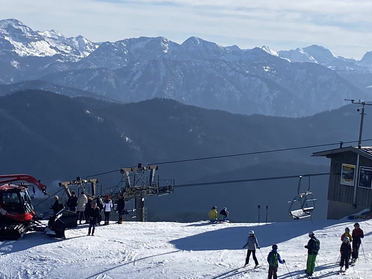 HubertAiwanger's tweet photo. Beste Skibedingungen in Bayerns Skigebieten. Hier Besuch in #Brauneck, Bad Tölz. Die Faschingswoche für einen Familienausflug in die bayerische Bergwelt nutzen und Lebensfreude an der frischen Luft genießen! #Bayern #Erholung https://t.co/Vqzee46Xmu