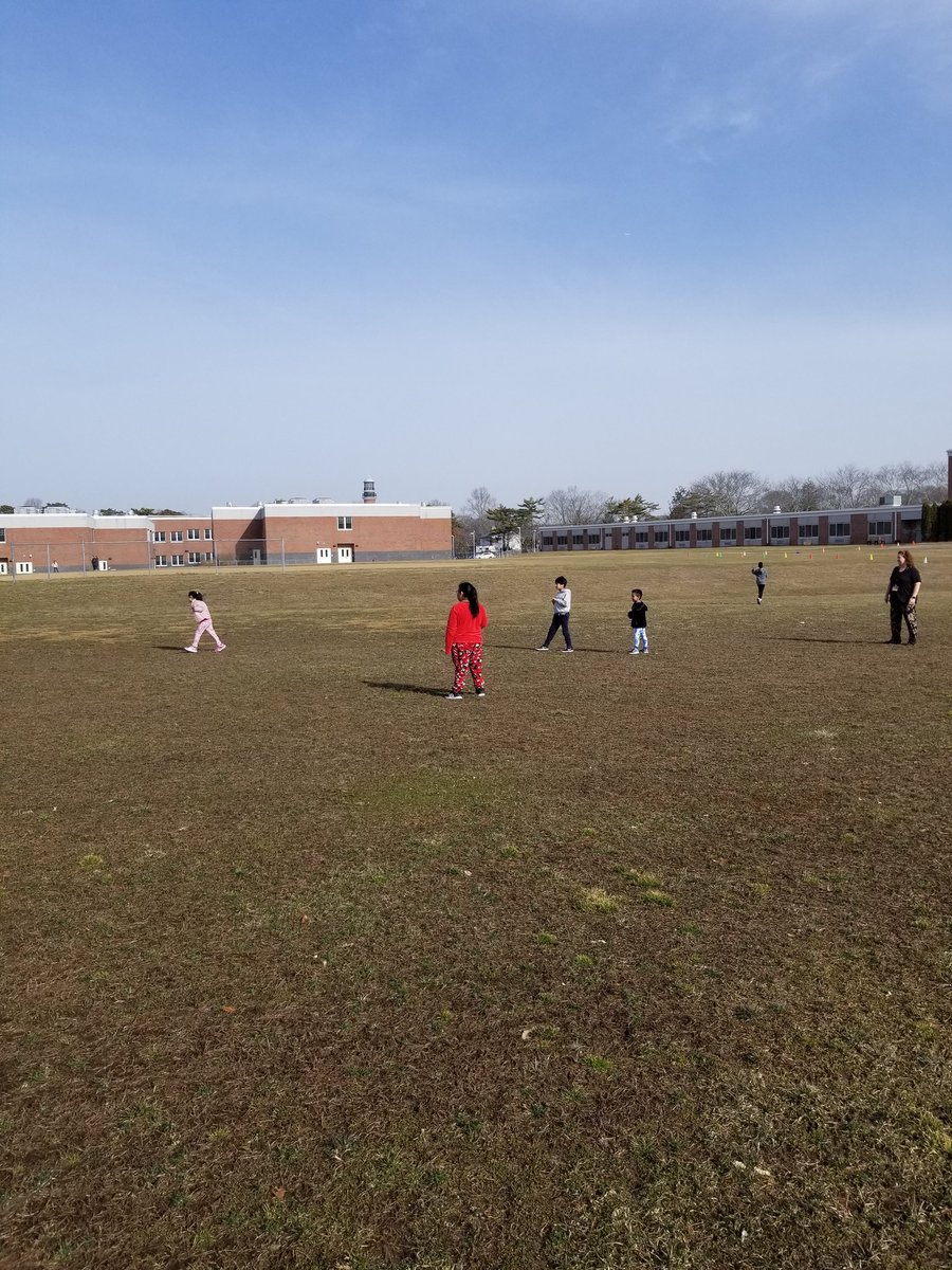 Koberm06's tweet photo. There is no way we were missing time outside on this amazing sunny day! #hbstrong #wearehb #engagehb https://t.co/f0a0Um0BiI