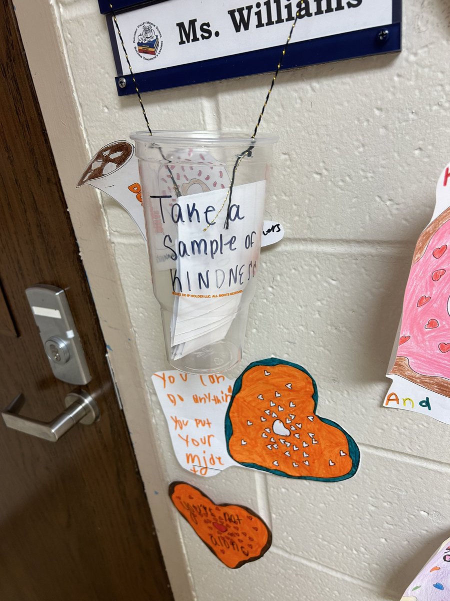 jadaskywilliams's tweet photo. (around the) Door Decorating Contest - PVMS Runs on Kindness and Mrs. Williams runs on caffeine 💕 https://t.co/kTgRkFFZmZ