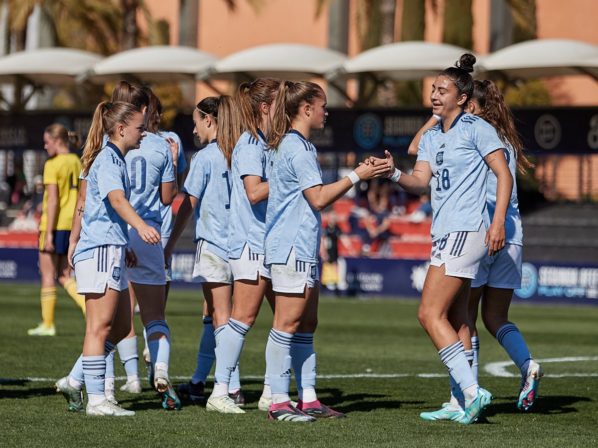 SEFutbolFem's tweet photo. 👏 La Selección sub-19 debuta con goleada ante Suecia en el Torneo de La Nucía.

🇸🇪 0 - 3 🇪🇸

⚽️⚽️ Lucía Moral
⚽️ Ona Baradad

💻 CRÓNICA | https://t.co/OWQdElAEuR https://t.co/YwJ97ds7KQ