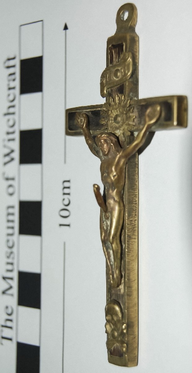 #phallusthursday @TraffordLj 

A little crucifix from the Medieval period with Jesus as Priapus
