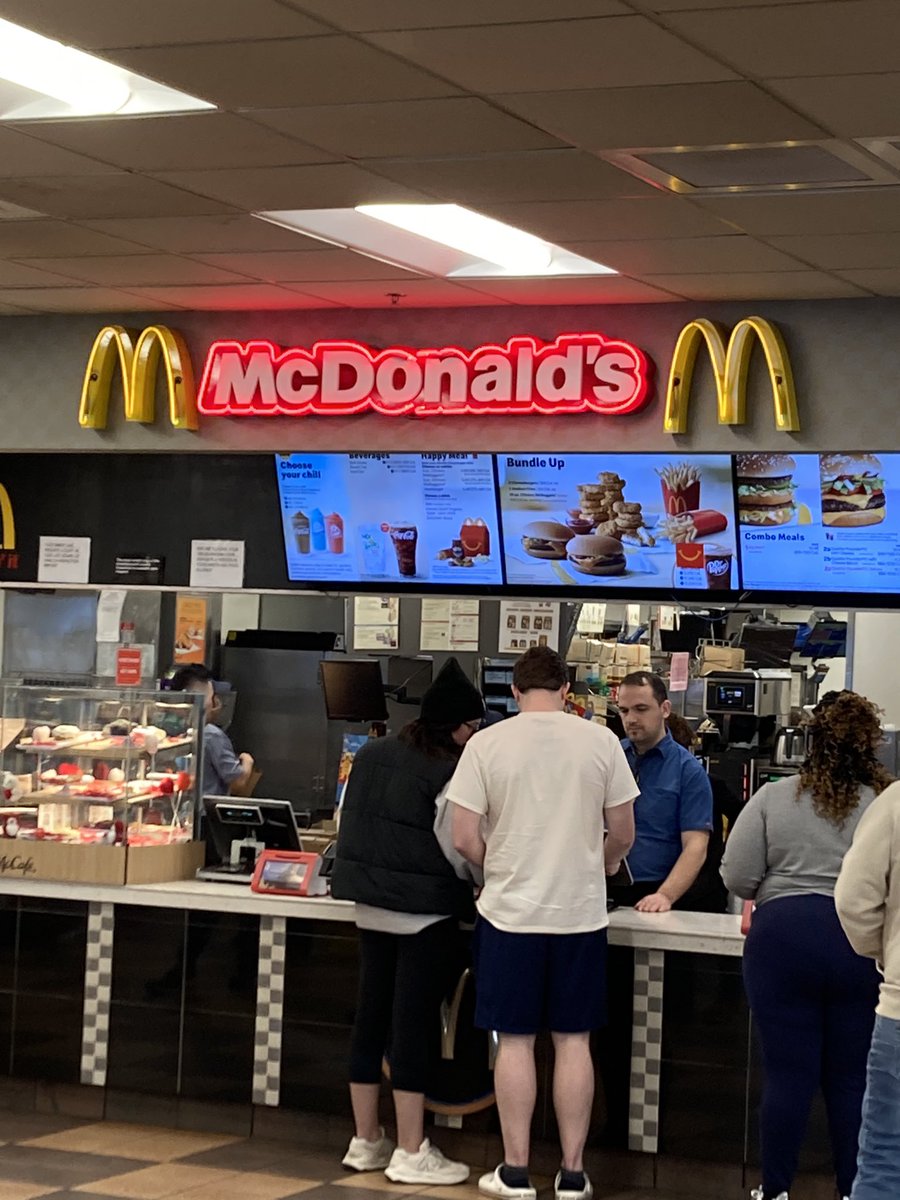coachcalcutta's tweet photo. On the @MassDOT #Turnpike &amp; stopped to reminisce about my guy the #hamburgerman !!! 🍔🍟🍔@DelSt_Football @DSUHornets proud alum good friend. Never forgotten!!!!  #RIPDonWright🙏 https://t.co/tltNEHgWb4