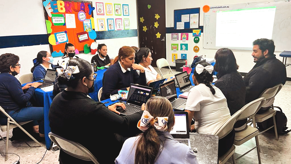 Estuvimos trabajando con el colegio Queen Elizabeth. Nos enorgullece ser parte del proceso que sus docentes están llevando a cabo para conseguir la certificación como Educadores Google nivel 1 🤩. 

#nivelAEdu #innovacioneducativa #edtechteachers #GoogleEDU