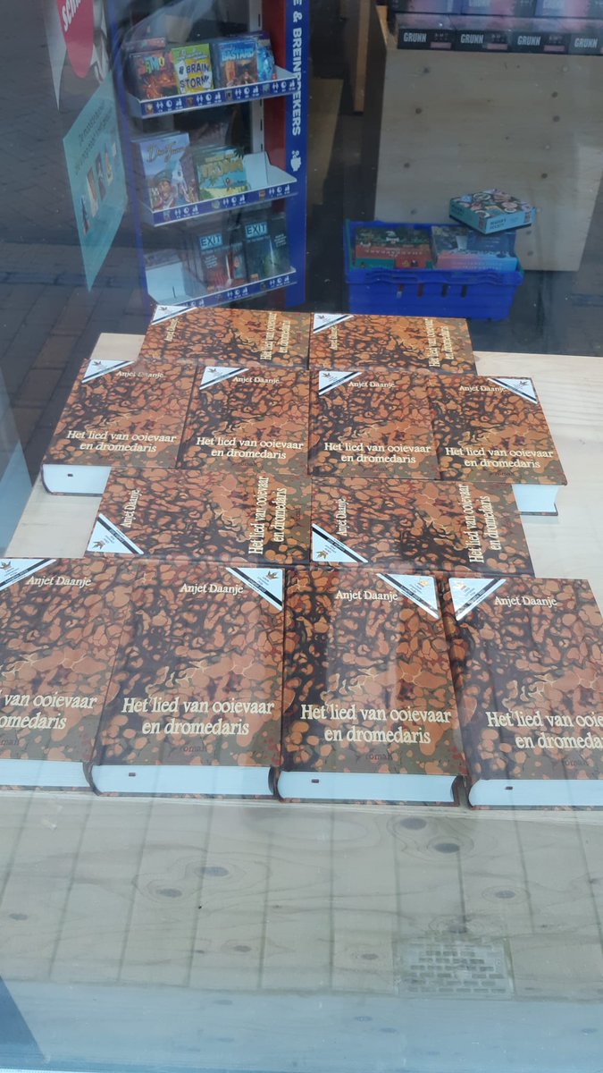 Gespot bij Van der Velde Grote Markt in Groningen: Anjet Daanje's Het lied van ooievaar en dromedaris  met een speciaal oormerk vanwege... uitgeverijpassage-nieuws.blogspot.com/2023/01/longli…