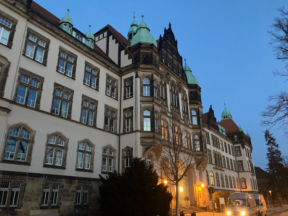 der_wolf_aus_dd's tweet photo. Der Tag endet am Amtsgericht #Bautzen mit einer kleinen positiven Nachricht.
Zumindest die am gestrigen Tag festgenommenen @heibo_bleibt-Aktivisti sind wieder frei.
#Heibo #oo1502 #oo1602 https://t.co/hMUfXaFzkP