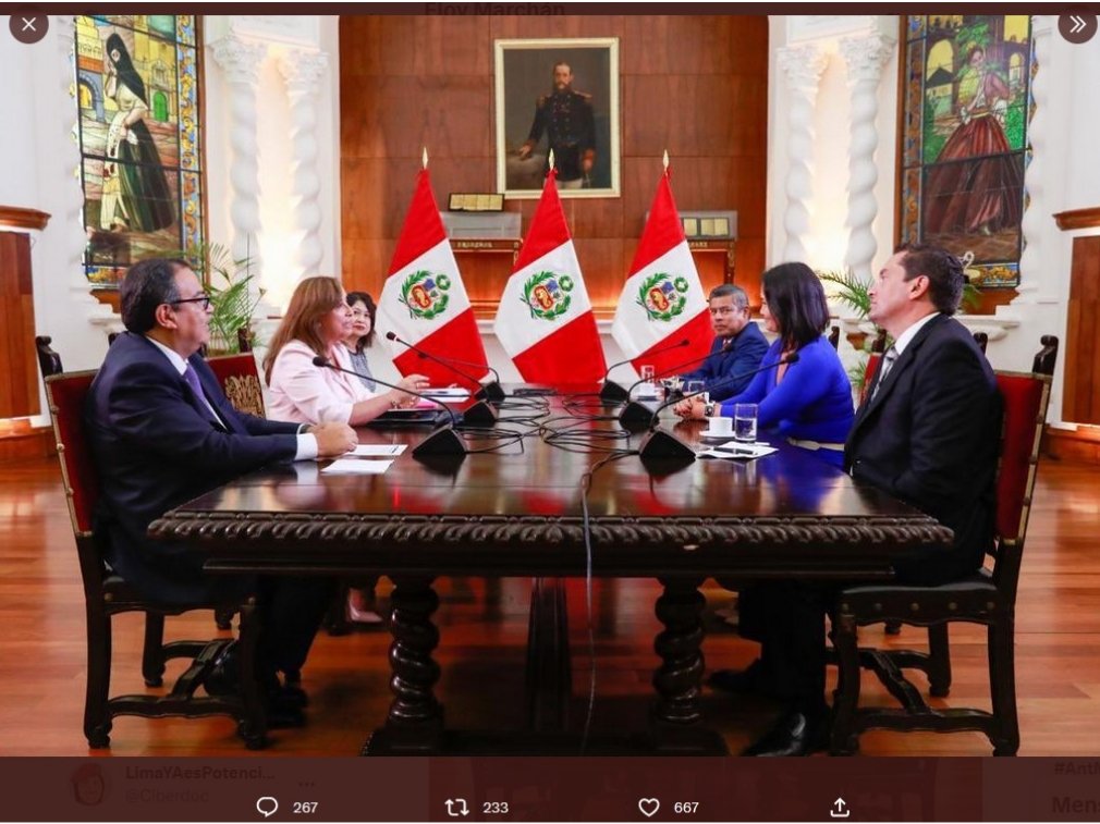 EIPeruano's tweet photo. Keiko Fujimori; procesada por corrupción y posible sentenciada a prisión efectiva FUE a pedir rendición de cuentas y dar más órdenes a la DICTADORA y genocida Dina Boluarte. "Tu dele, no escatimes vidas. Mata nomás que nosotros te vamos a defender".Se escuchó decir en la reunión. https://t.co/I18LzekEvS