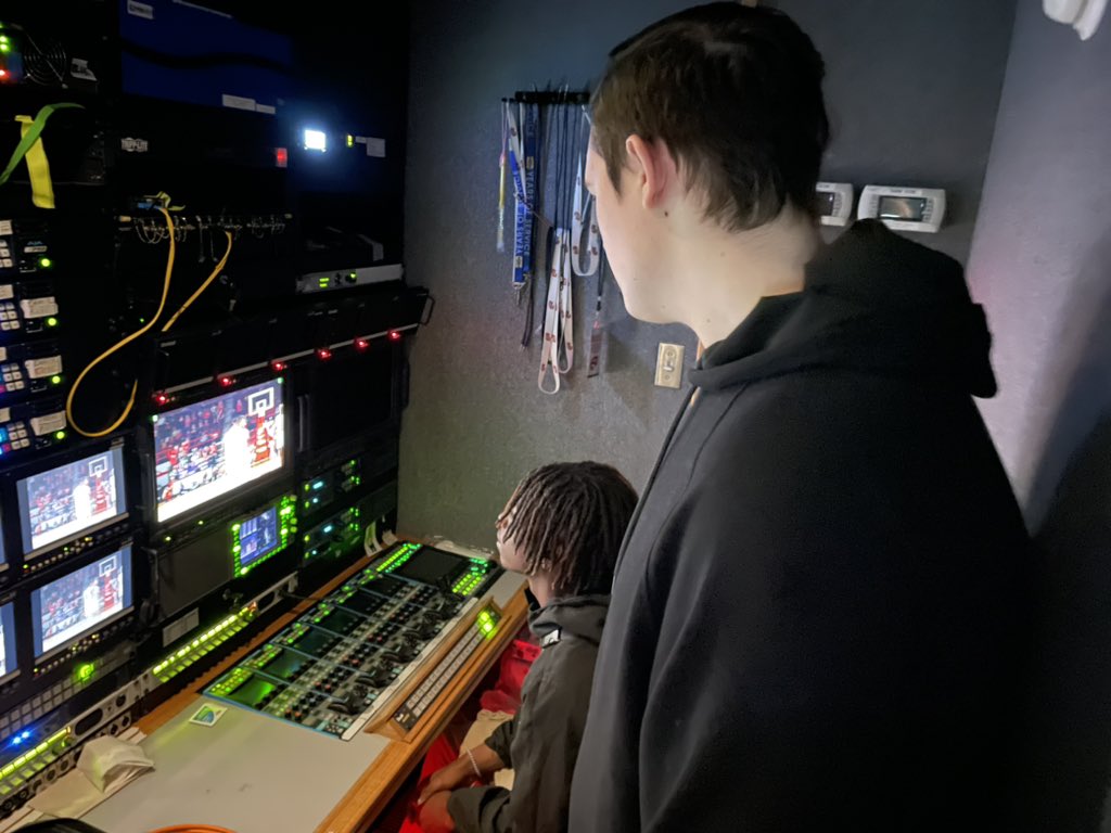 wehsready's tweet photo. @WEHSRaiders &amp; @GHSReady tour the @WKUPBS truck:  totally cool multimedia operations center! @WEGuidance @ChrisOnTheHill  #UnitedWayForCCR #WCPSLeads #PreschoolToProfession @BGChamber @SCKLAUNCH https://t.co/Qi29r1hmfn