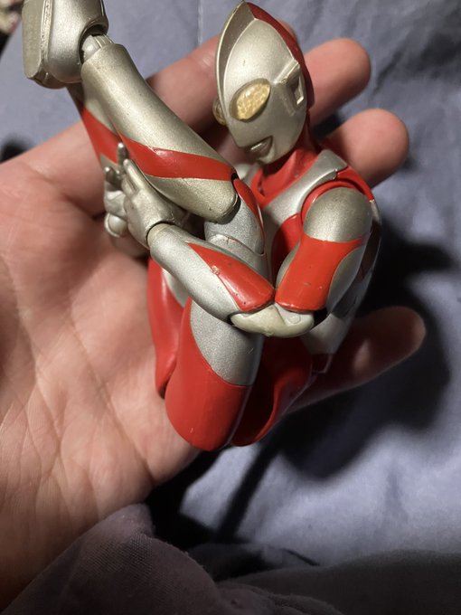 無理なく脚を抱えられる変態可動 