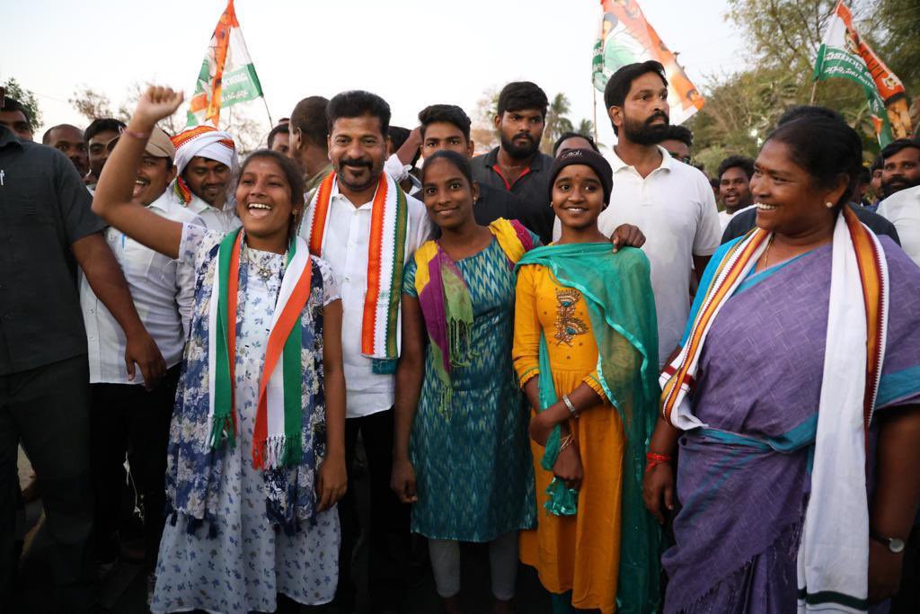 revanth_anumula's tweet photo. మారింది రోజే..లక్ష్యం కాదు
గులాబీ ఆరాచక పాలనను అంతం చేసేదాకా ఈ “యాత్ర” సాగుతూనే ఉంటుంది. 

#YatraForChange #HaathSeHaathJodo 
#Day10YatraForChange #Wardhannapet https://t.co/AAYiO4ysp4