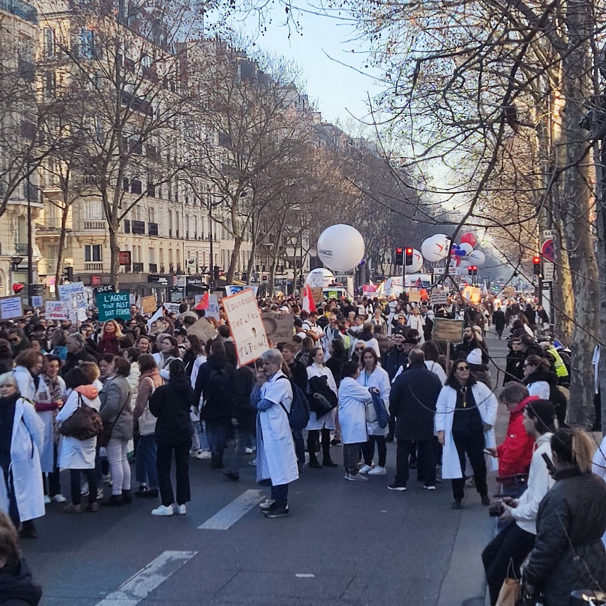 3 !
C'est le nombre de #manifestation du monde médical auxquelles j'ai participé, certaines coordonnées, depuis septembre.

Je regrette le manque de considération à ces mobilisations si rares des #médecins de la part de <a href="/Sante_Gouv/">Ministère de la Santé et de l'Accès aux soins</a>, <a href="/AssembleeNat/">Assemblée nationale</a>, <a href="/Senat/">Sénat</a>.