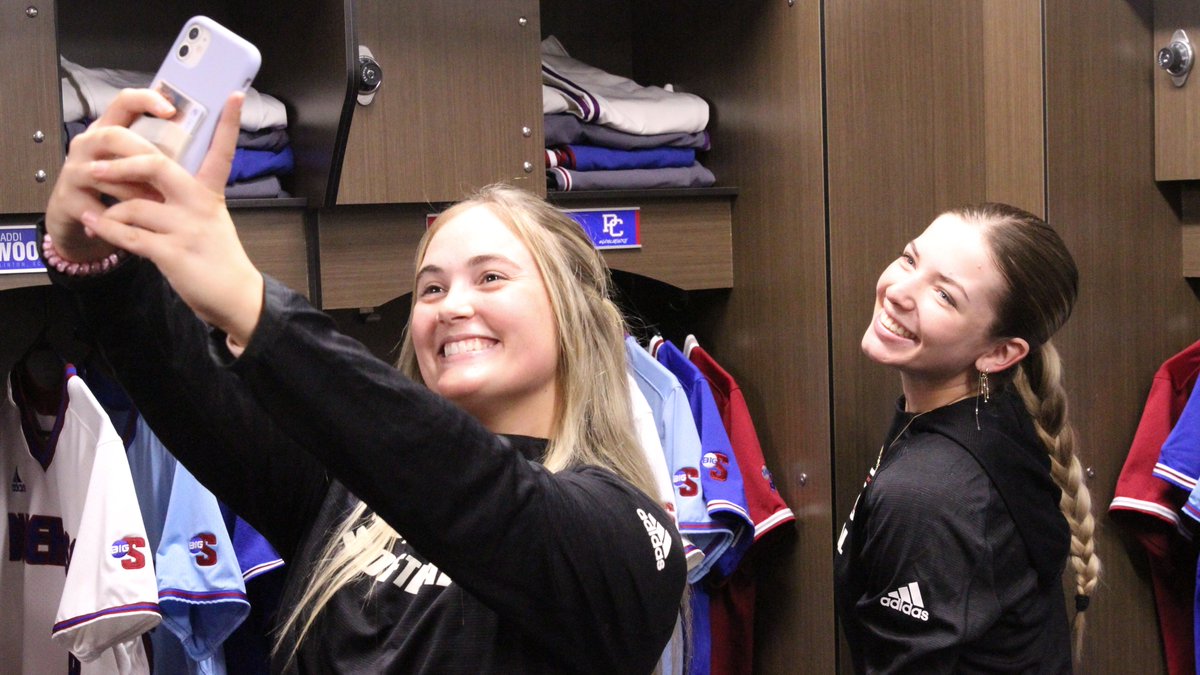 BlueHoseSB's tweet photo. TFW when you see the 𝙣𝙚𝙬 locker room for the first time!! 😁

#GoBlueHose https://t.co/WIjq4SaRd4