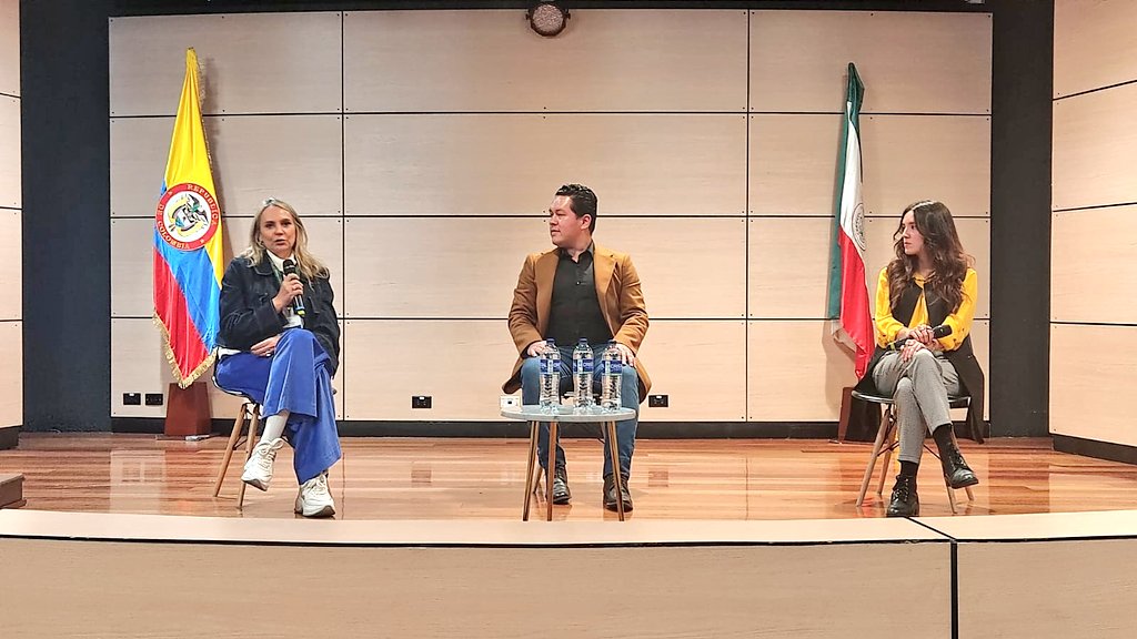 UniLibertadores's tweet photo. “Es necesario a pesar de la necesidad de la inmediatez, tomarnos 5, 10, 20 minutos para analizar lo que vamos a compartir, eso nos ha salvado de publicar información inexacta”: @adrianabernalk. @kienyke https://t.co/CXv5Ls1MHk