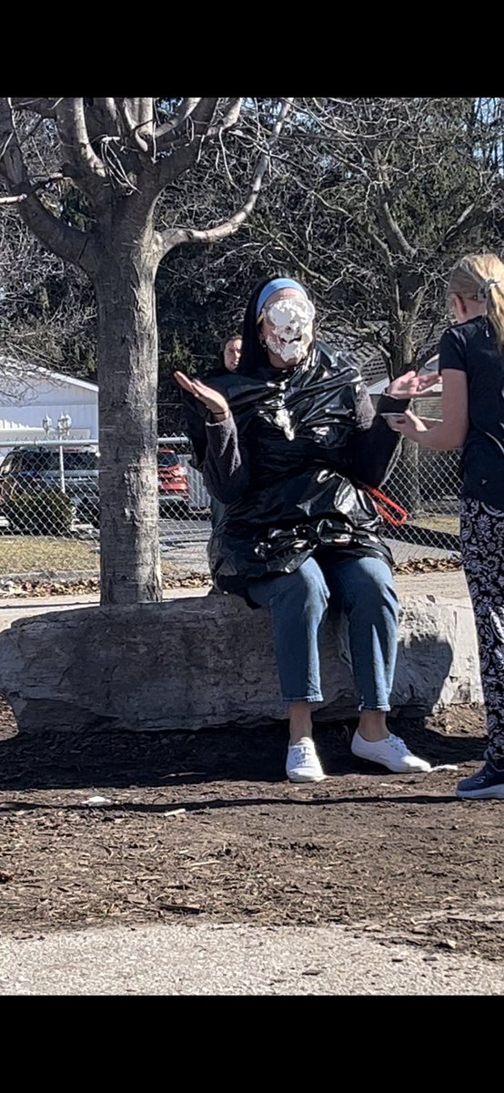 MazzottaMs's tweet photo. Worth it! Raising money for The @TVDSB Caring Fund! @Davenport_PS https://t.co/KGKjkD8qUD